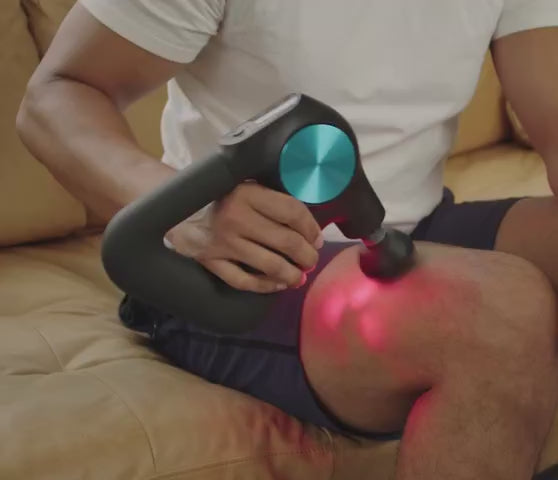Theragun PRO Plus productvideo — percussiemassage met infraroodlicht in gebruik