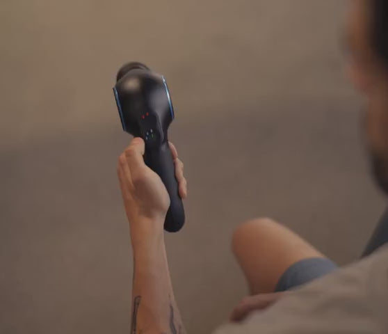 Theragun Prime Plus, close-up van de heated percussive massage in werking
